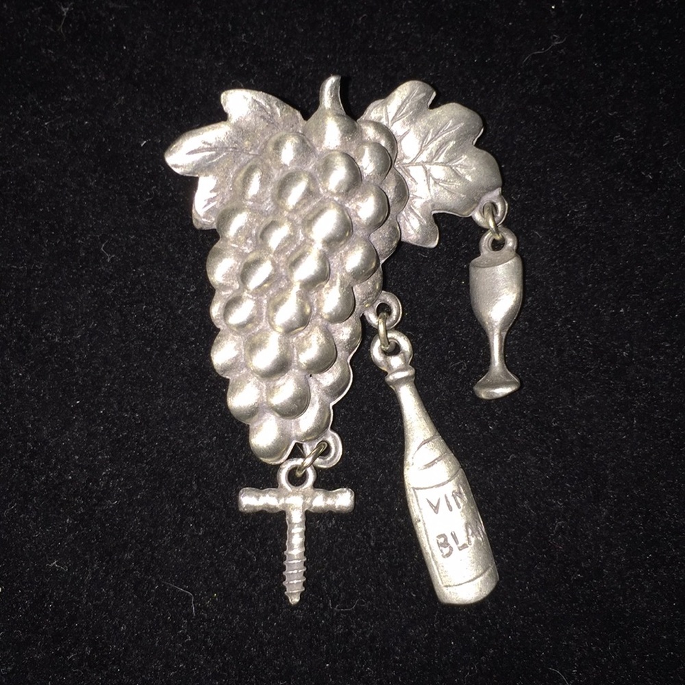 🍷 Wine themed pin/ brooch